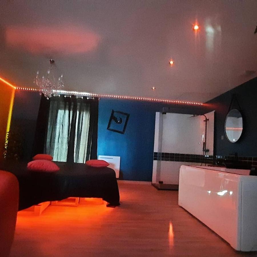 Nuit Insolite-Room Love Saint-Germain  Bagian luar foto