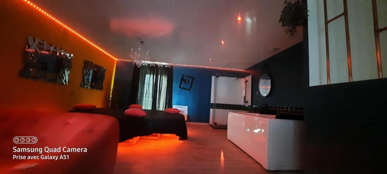 Nuit Insolite-Room Love Saint-Germain  Bagian luar foto