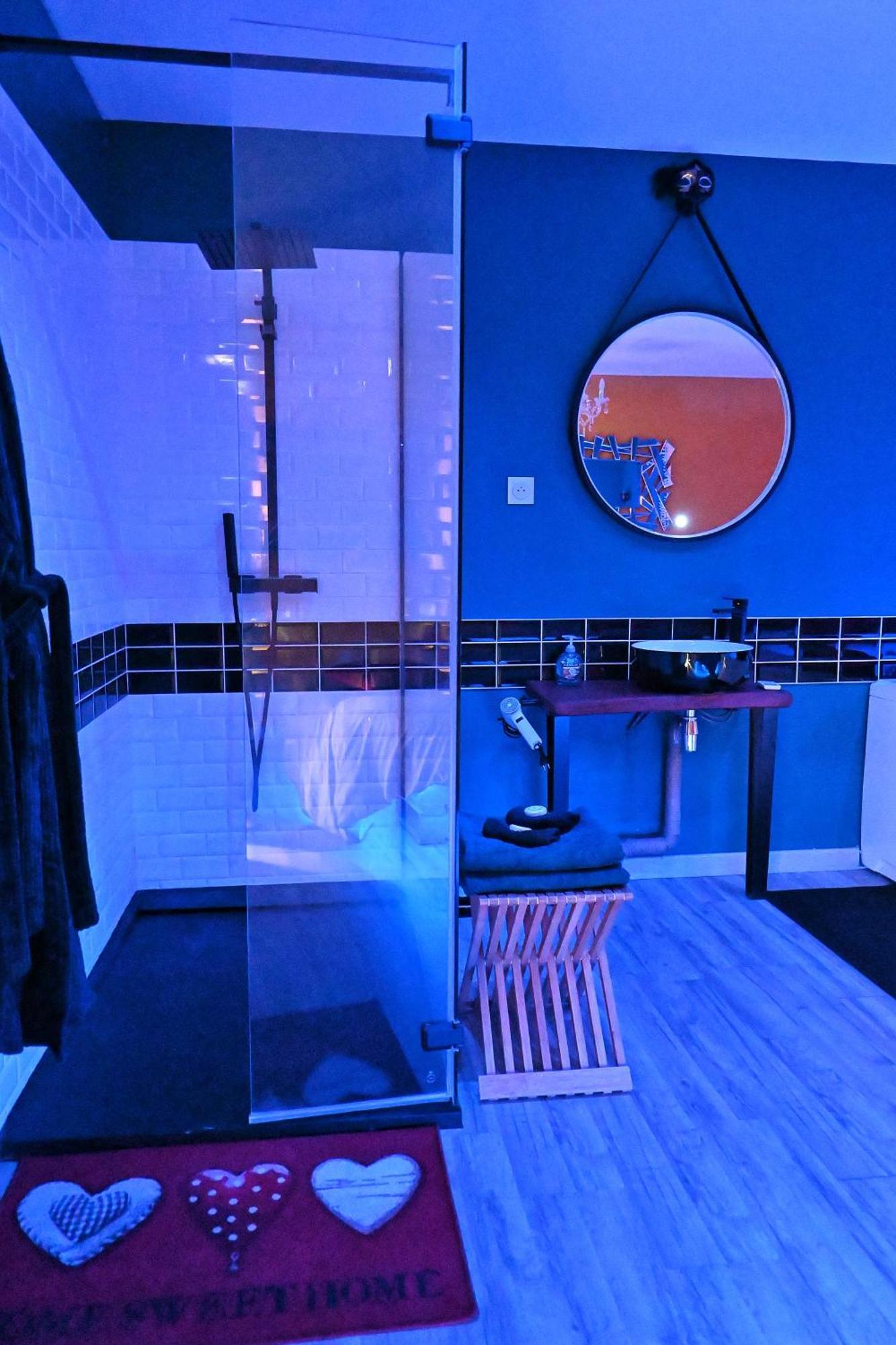 Nuit Insolite-Room Love Saint-Germain  Bagian luar foto